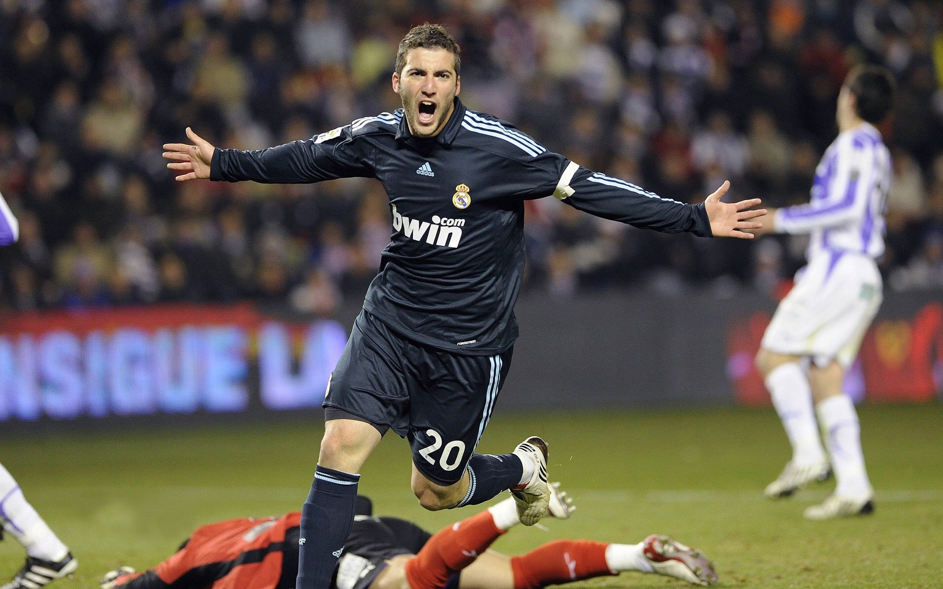 国士无双：赛场拼抢中的不屈英雄